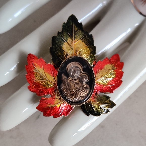 Vintage Leaf Lapel Pin w/St.Joseph medal - Picture 5 of 9